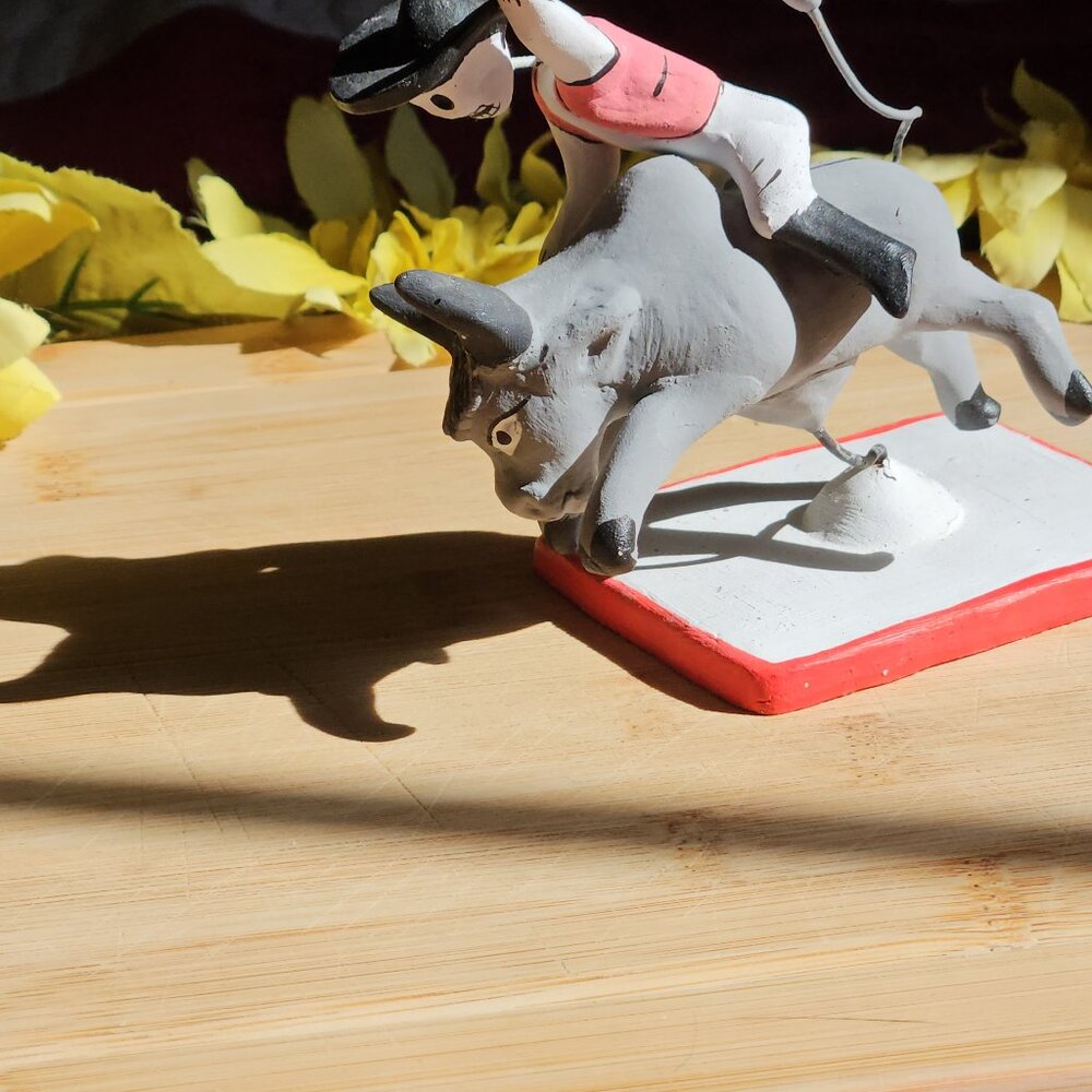 VINTAGE OAXACAN BULL RIDER SCULPTURE - Picture 3 of 5